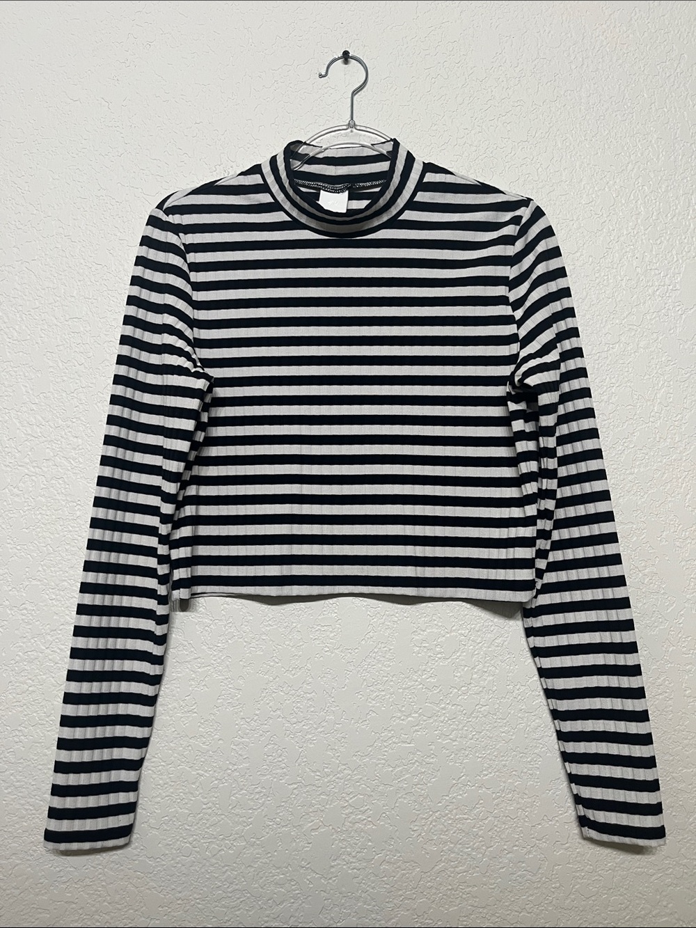 H&M Women’s Large Black & White Striped Ribbed Long-Sleeve Crop Top